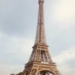 Au pied de la tour Eiffel Trocadéro