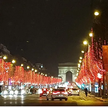 Au Pied De La Tour Eiffel Trocadéro * Parigi