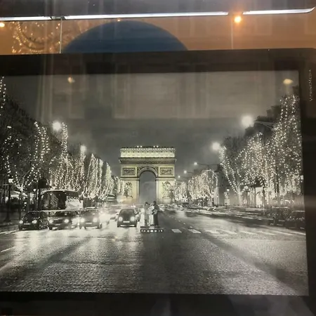 Au Pied De La Tour Eiffel Trocadéro