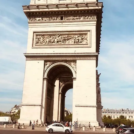 Au Pied De La Tour Eiffel Trocadéro *