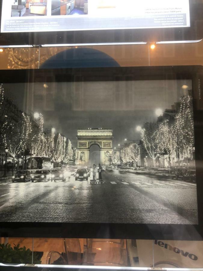 Au Pied De La Tour Eiffel Trocadéro